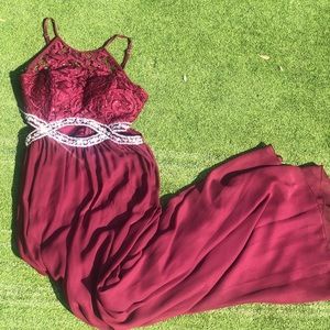 Windsor maroon prom/formal dress